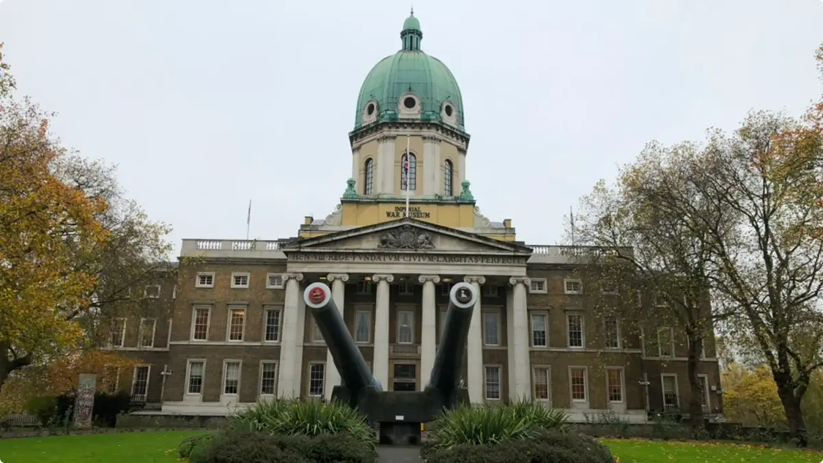 Exterior of IWM London, with its domed portico and two large naval guns in front